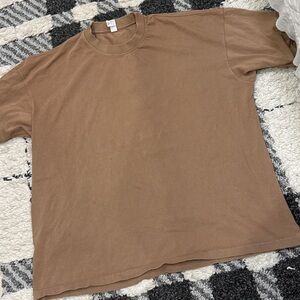 Lane Seven Men’s Short Sleeve Crew Tee in Camel